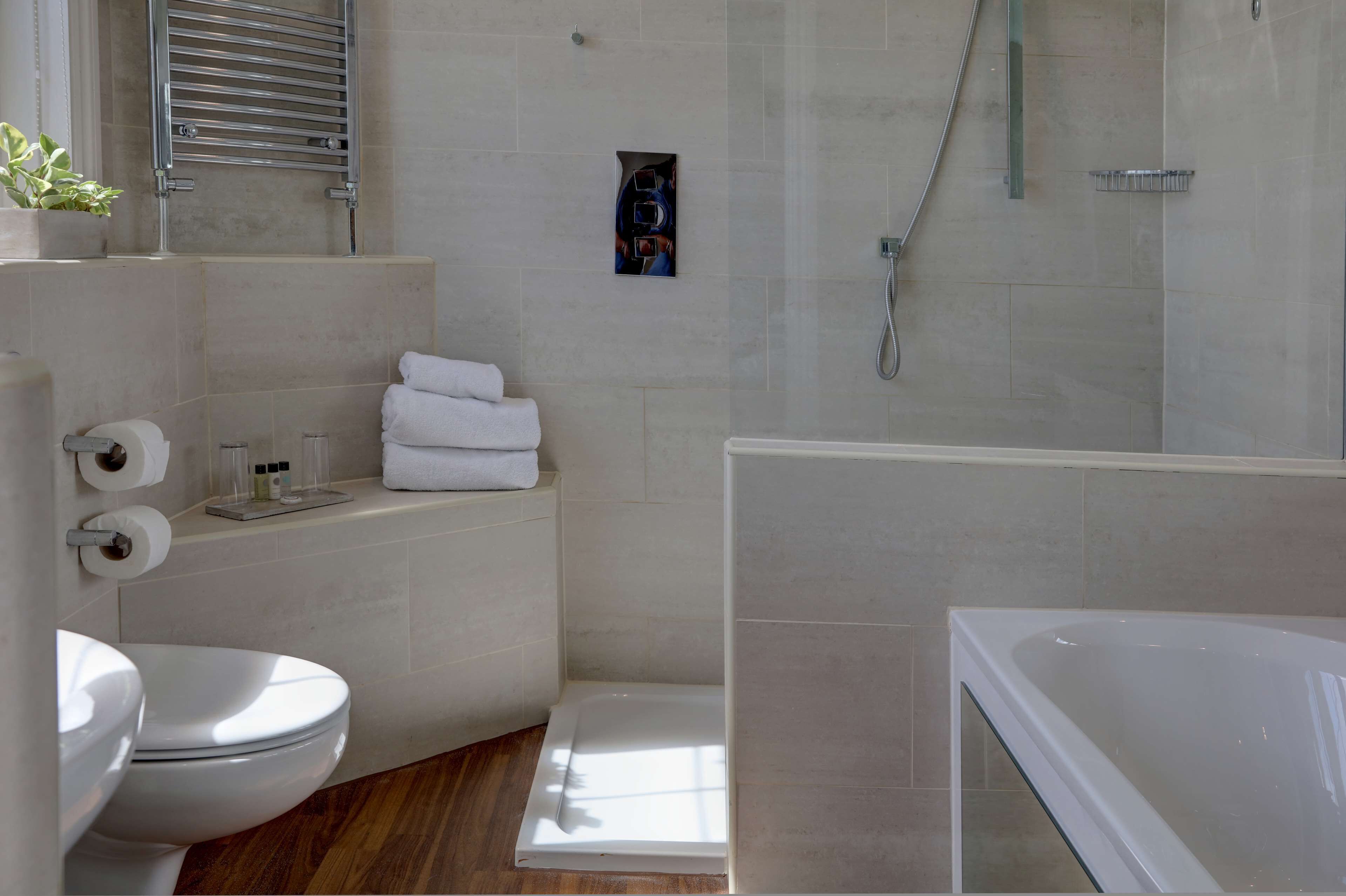 suite, 1 king bed, non smoking | bathroom | combined shower/bathtub, free toiletries, hair dryer, towels