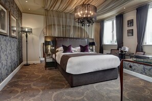 Suite, 1 King Bed, Non Smoking | In-room safe, desk, laptop workspace, blackout drapes