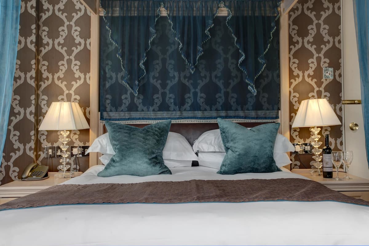 standard room, 1 king bed, non smoking (canopy bed) | in-room safe, desk, laptop workspace, blackout curtains