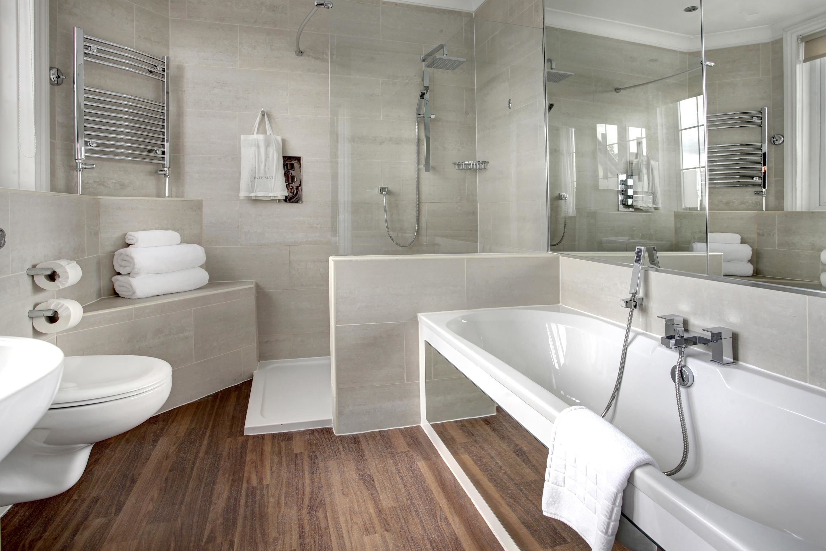 suite, 1 king bed, non smoking | bathroom | combined shower/bathtub, free toiletries, hair dryer, towels