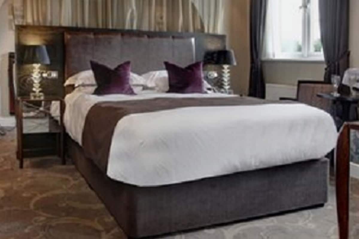 suite, 1 king bed, non smoking | in-room safe, desk, laptop workspace, blackout curtains