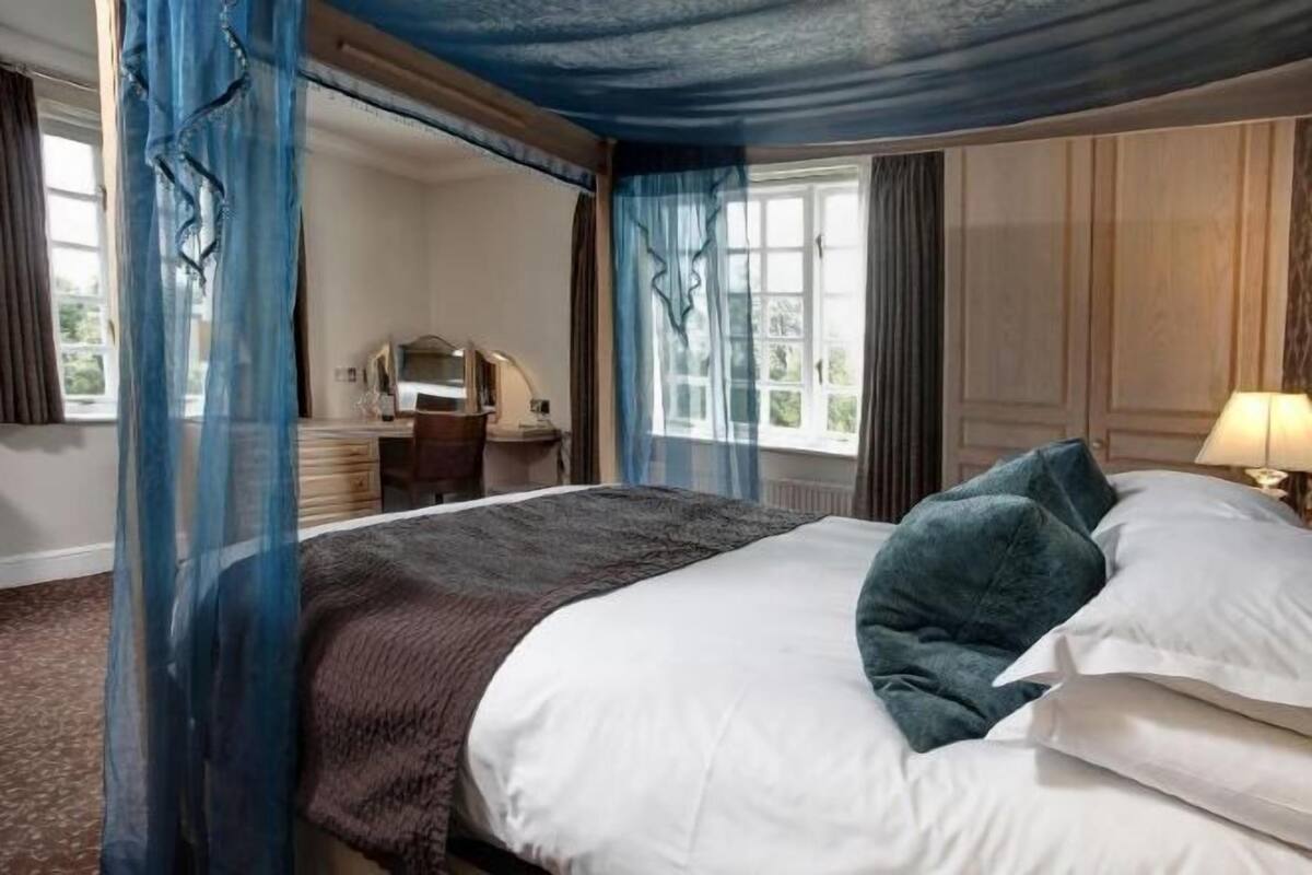 In-room safe, desk, laptop workspace, blackout drapes