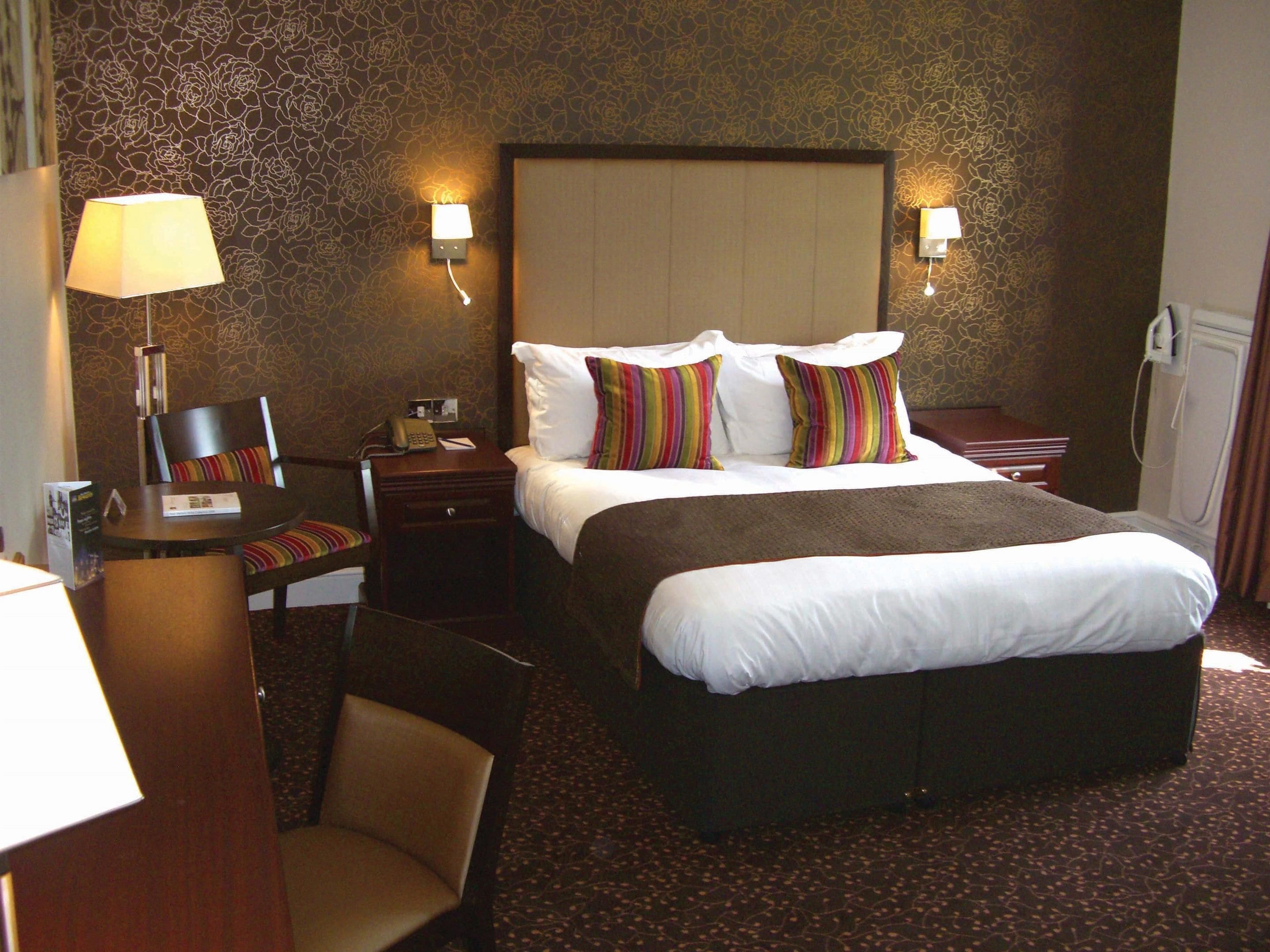 executive room, 1 queen bed, non smoking | in-room safe, desk, laptop workspace, blackout curtains