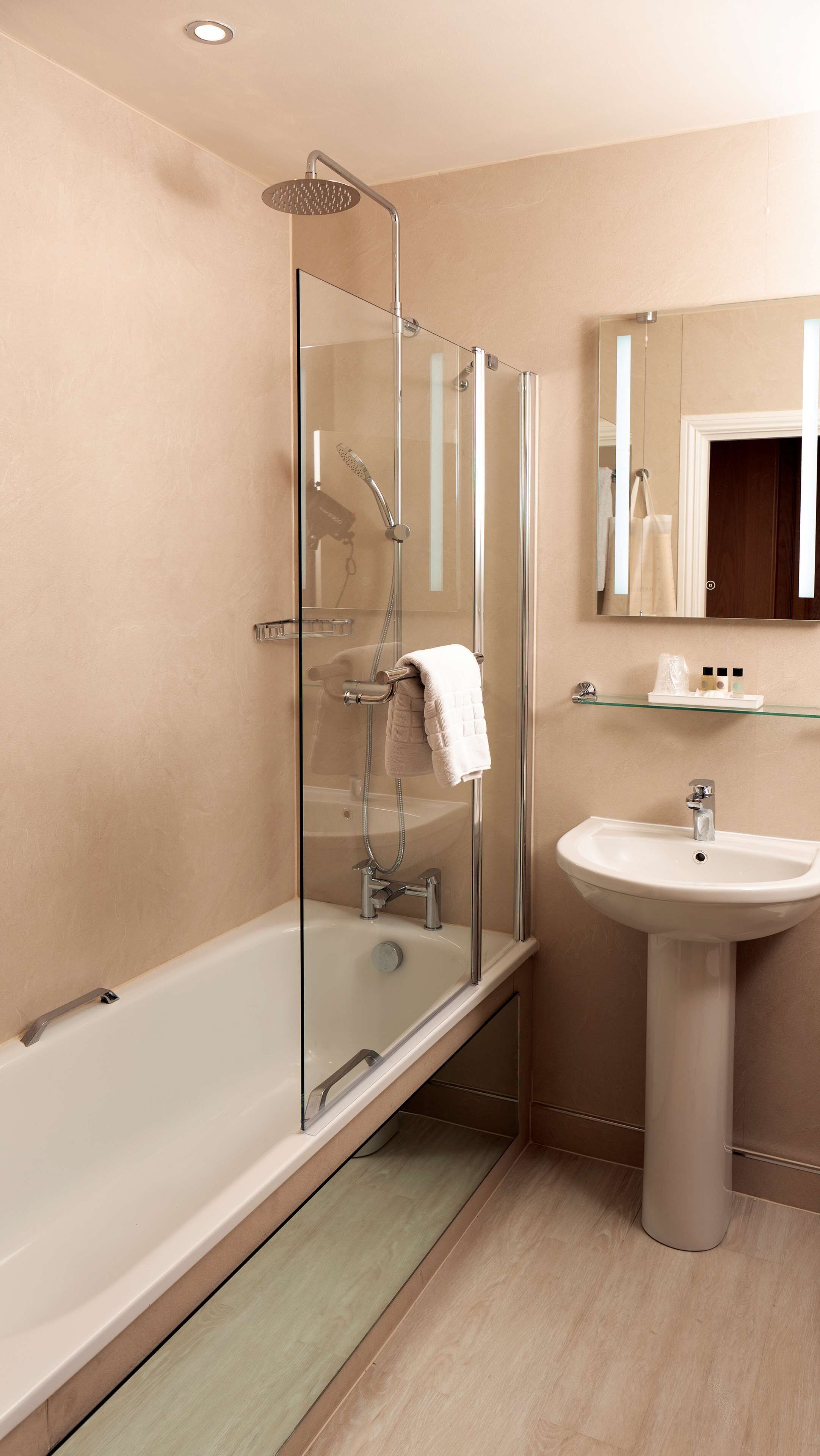 standard room, 1 king bed, non smoking (canopy bed) | bathroom | combined shower/bathtub, free toiletries, hair dryer, towels