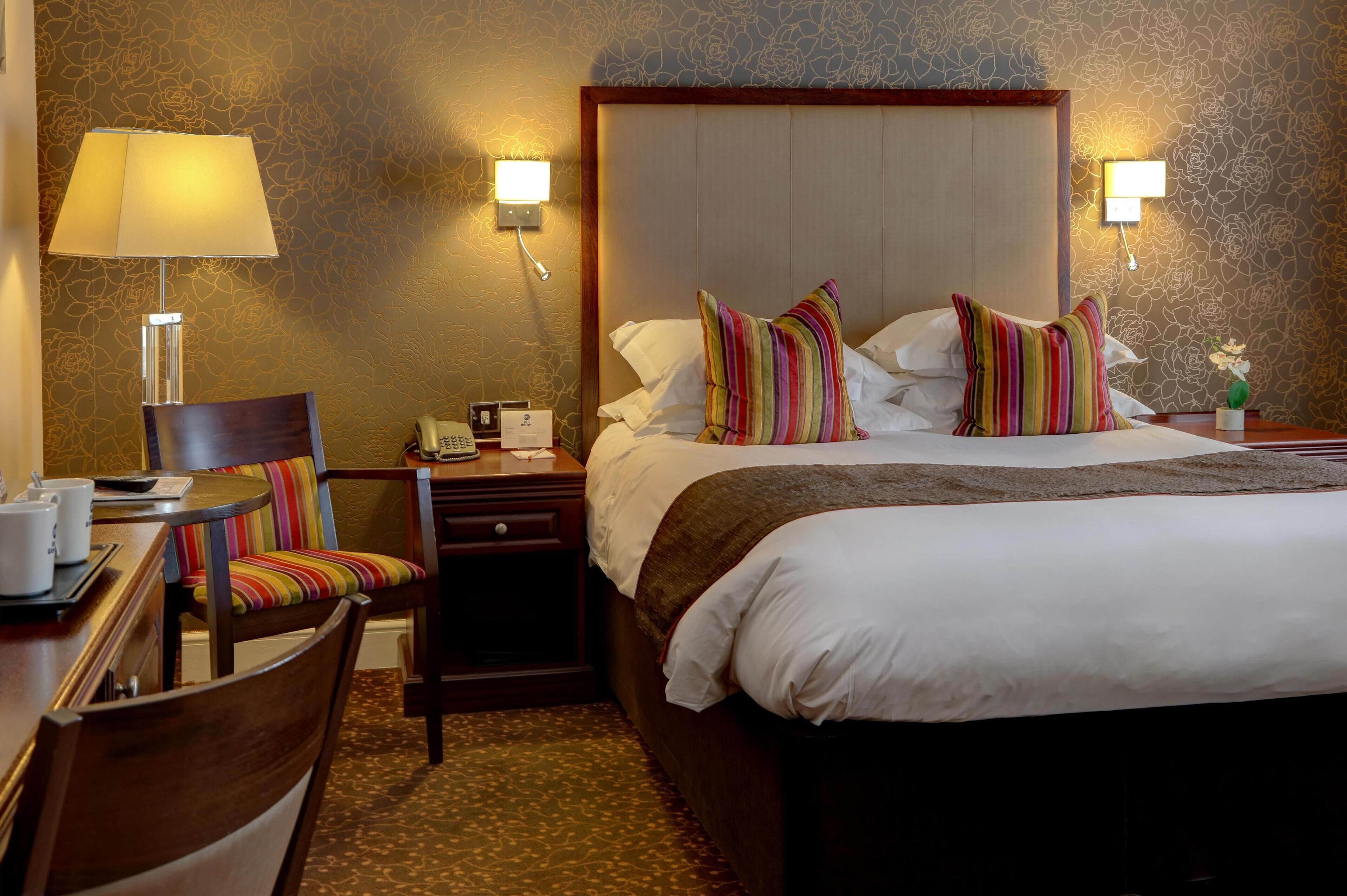 executive room, 1 queen bed, non smoking | in-room safe, desk, laptop workspace, blackout curtains