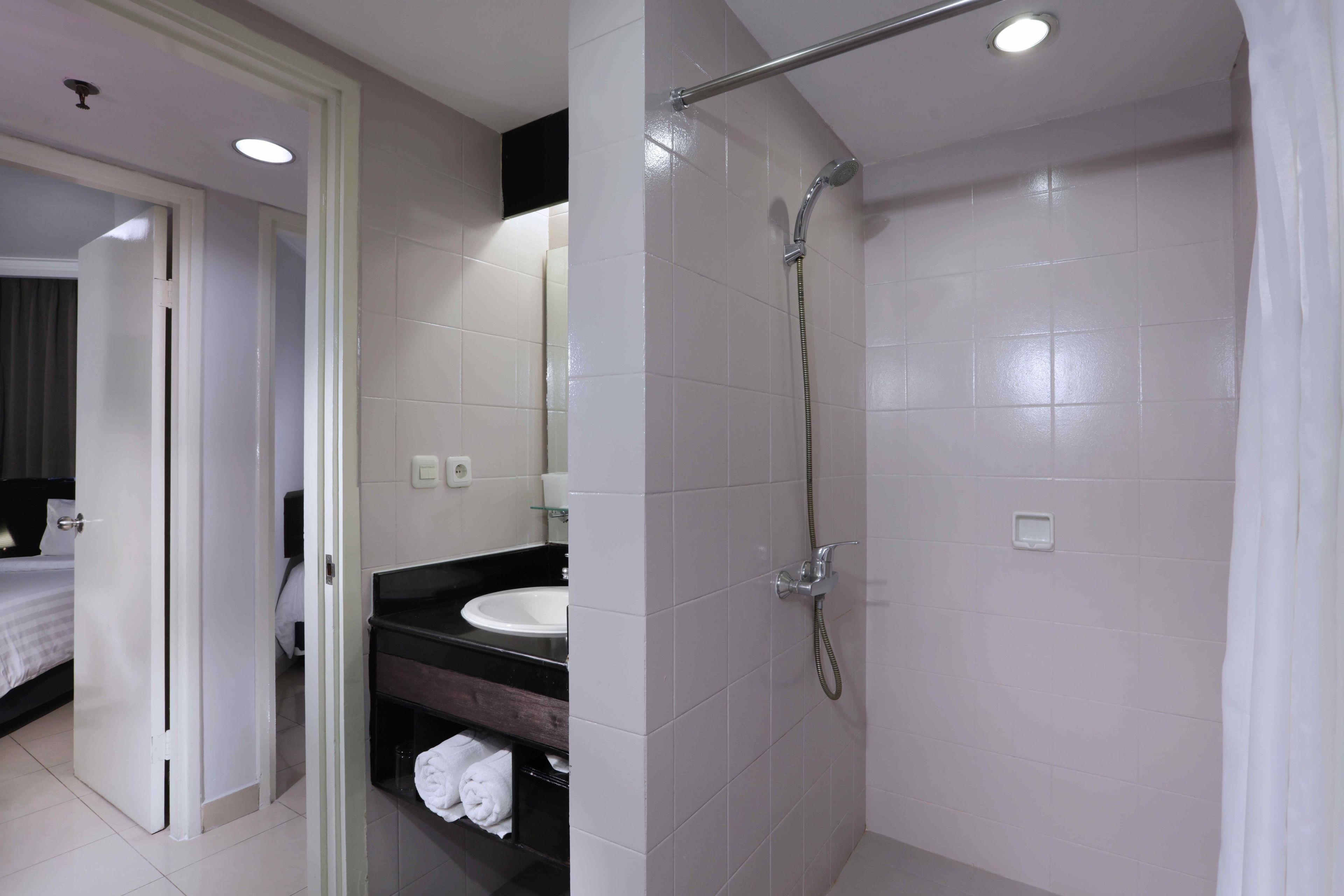 Un baño moderno con ducha, lavabo e inodoro.