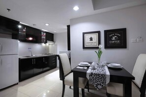 Full-sized fridge, microwave, coffee/tea maker, cookware/dishes/utensils - Horison Ultima Suite & Residence Rasuna Jakarta (Jakarta)