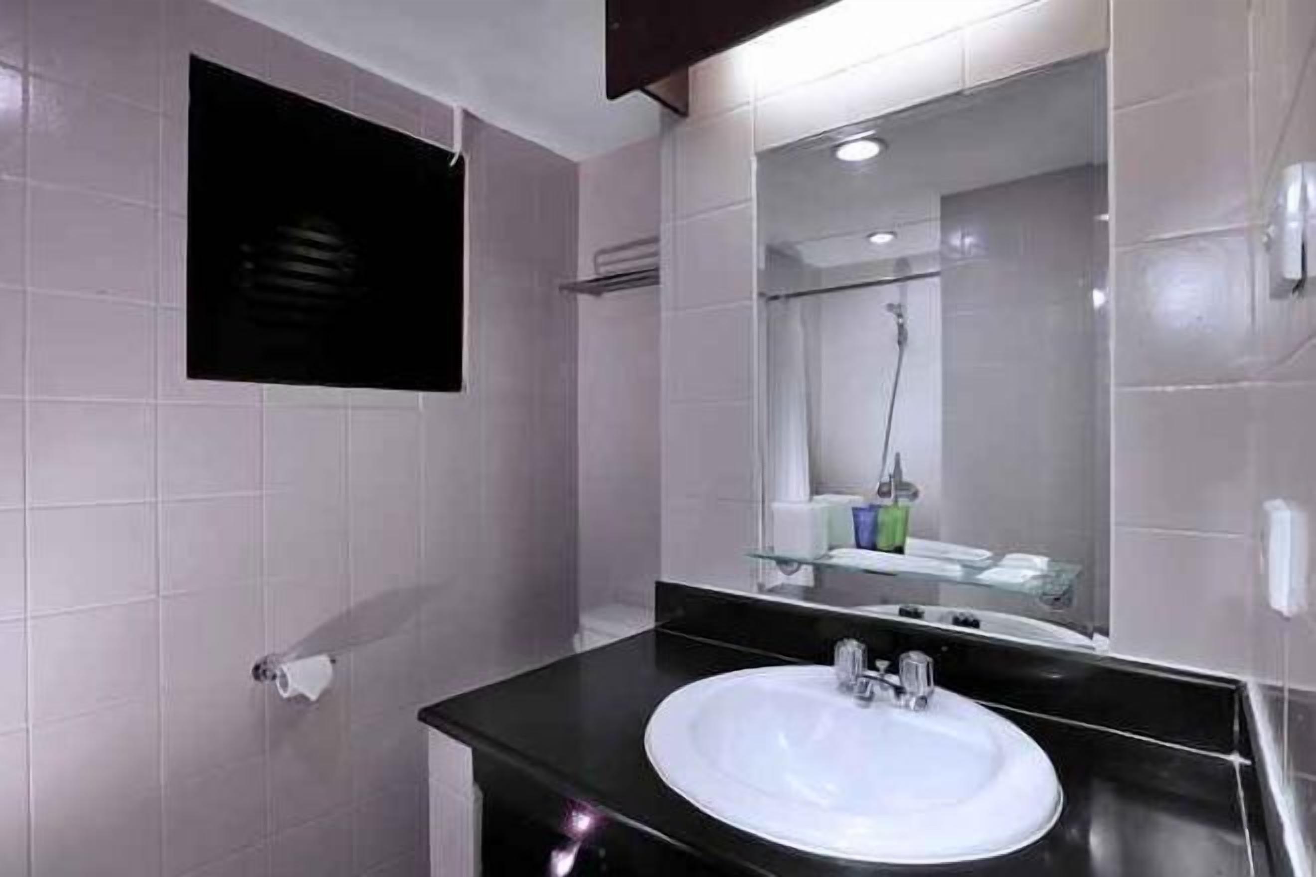 Salle de bain | Douche, articles de toilette gratuits, sèche-cheveux, chaussons