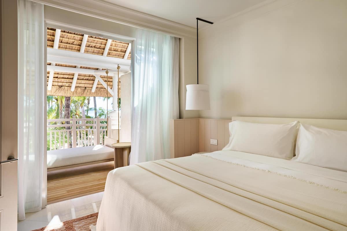Suite (LUX*) | Minibar, caixa forta a l'habitació, escriptori i cortines opaques 