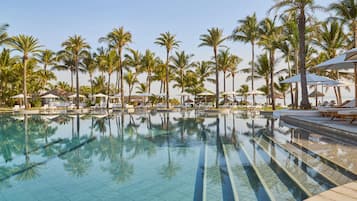 AuĂenpool, Sonnenschirme, LiegestĂŒhle