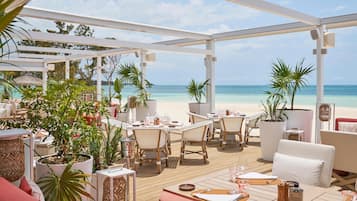 5 restaurants; breakfast, lunch, and dinner served