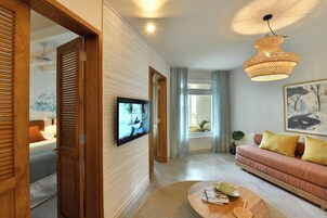 Minibar, caja de seguridad en la habitación y escritorio 