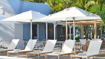 Piscine extérieure, parasols de plage, chaises longues