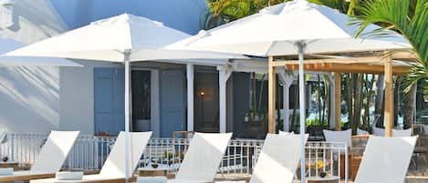 Piscine extérieure, parasols de plage, chaises longues