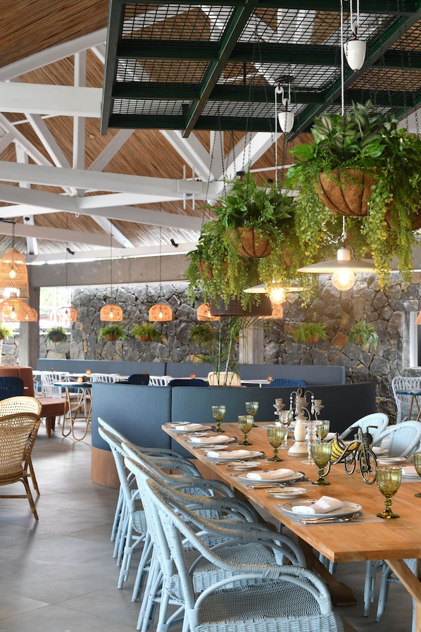 2 restaurants, breakfast, lunch, dinner served; international cuisine