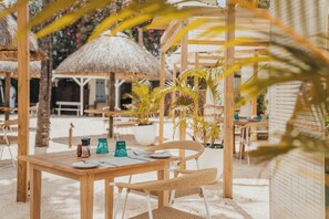 2 restaurants, breakfast, lunch, dinner served; international cuisine - Veranda Grand Baie Hotel & Spa (Grand-Baie)