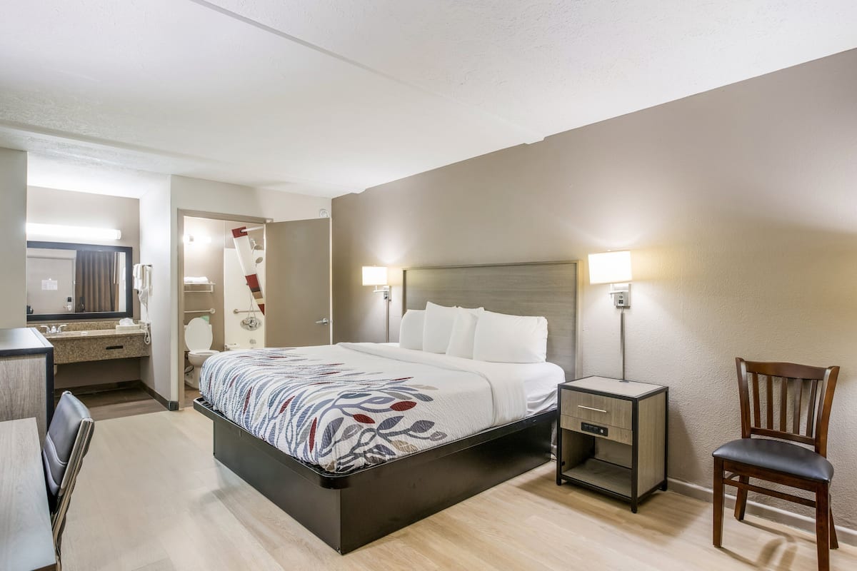 Deluxe Room, 1 King Bed, Accessible, Non Smoking