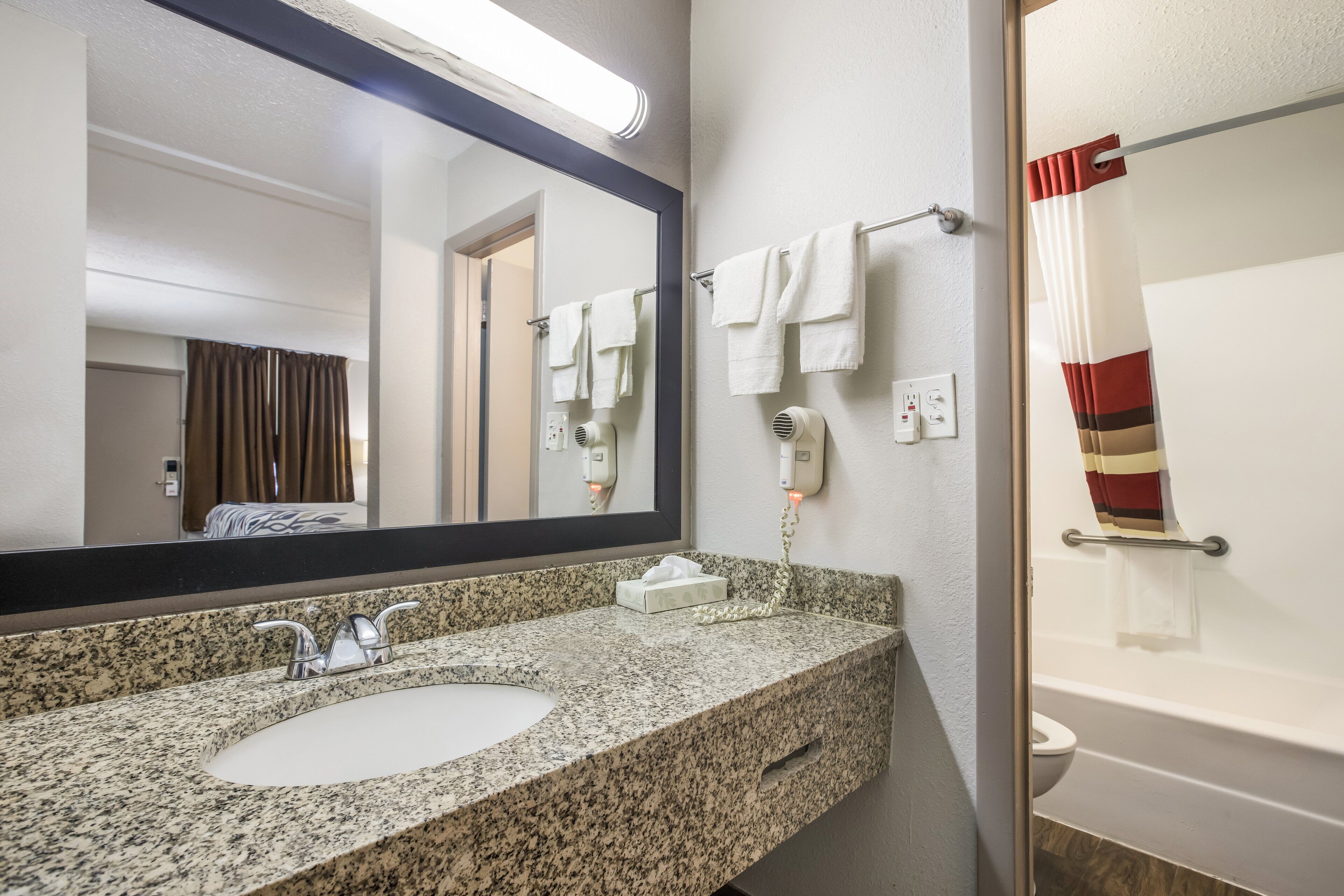 Asciugacapelli, asciugamani, sapone, shampoo