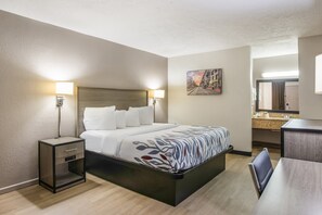 Escritorio, espacio para trabajar con laptop y cortinas blackout