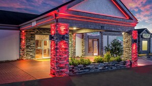 Un bâtiment à la façade en pierre, un panneau indiquant clairement « VOITURES SEULEMENT » et une enseigne « TAQUERIA MEXICANA ».