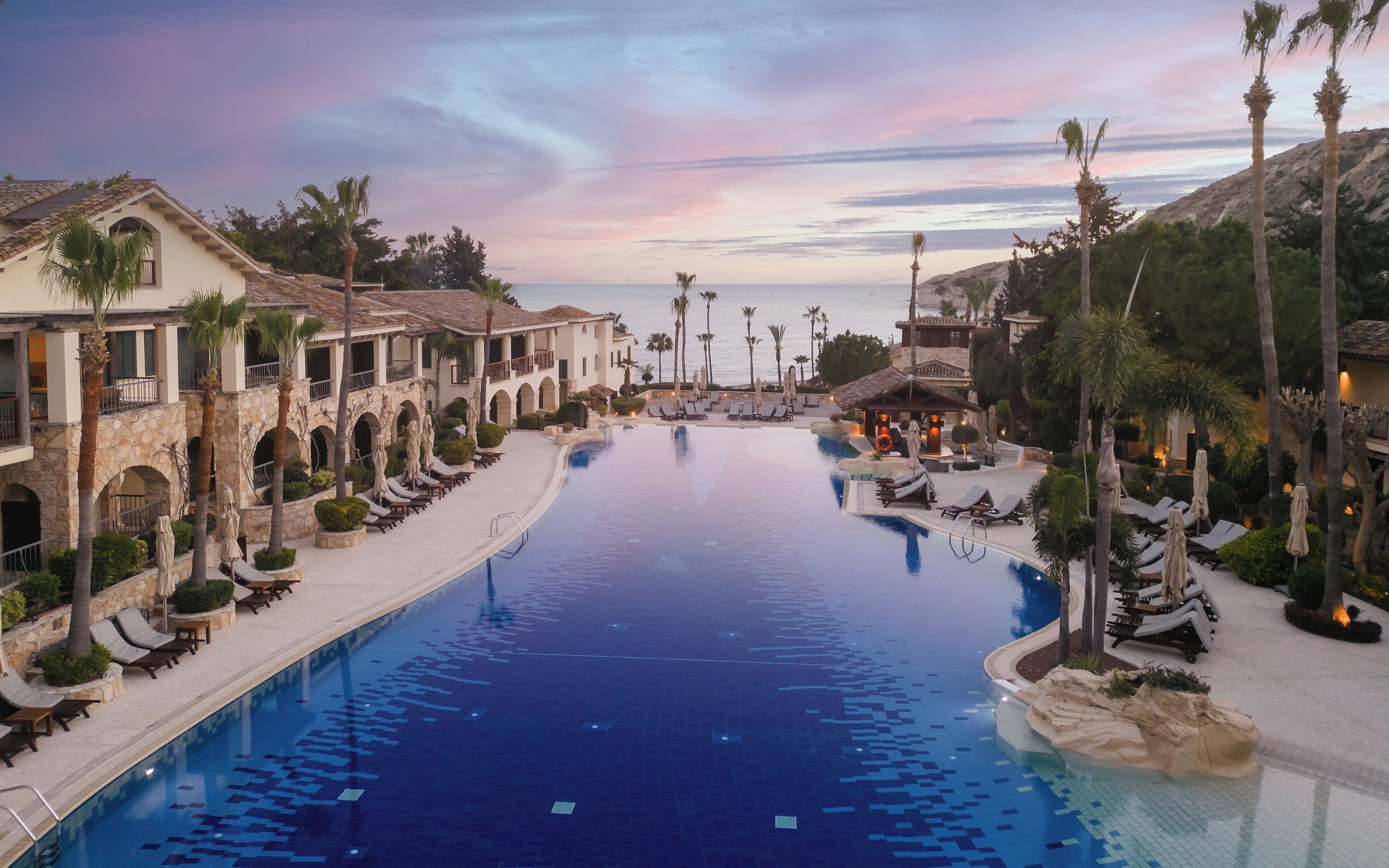 Alberca techada, 2 albercas al aire libre y sombrillas en la alberca