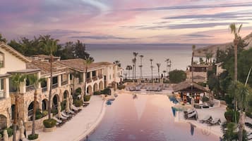 Indendørs pool, 2 udendørs pools, parasoller, liggestole