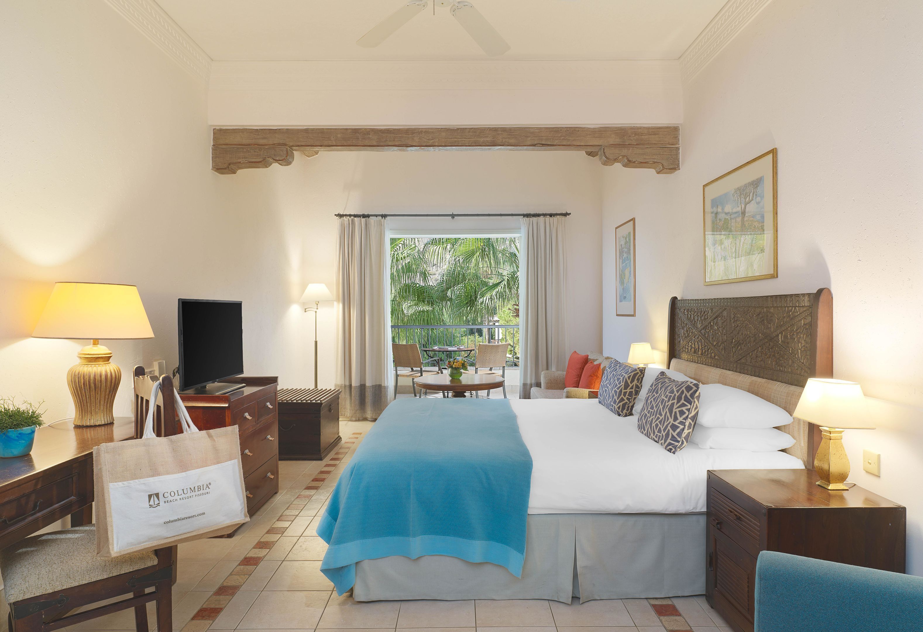 Suite – junior, bassengutsikt | Sengetøy av topp kvalitet, senger med overmadrass, minibar og skrivebord