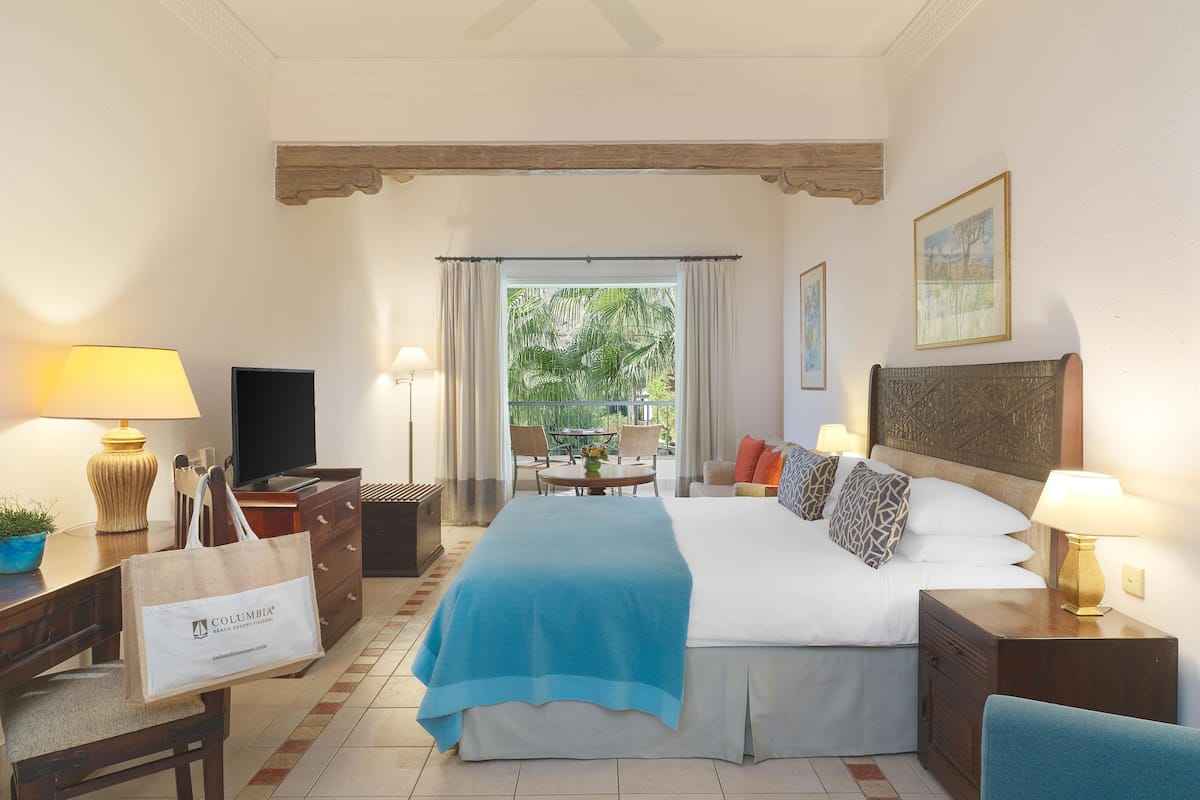 Suite – junior, bassengutsikt | Sengetøy av topp kvalitet, senger med overmadrass, minibar og skrivebord