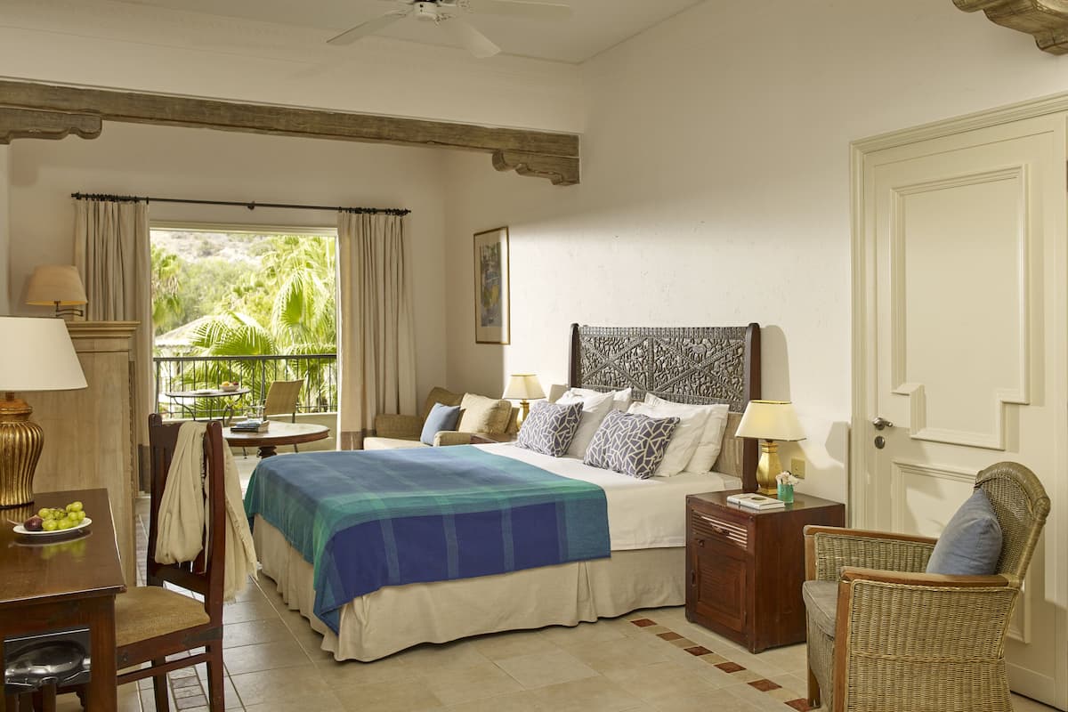 Ropa de cama de alta calidad, camas con pillow-top y minibar