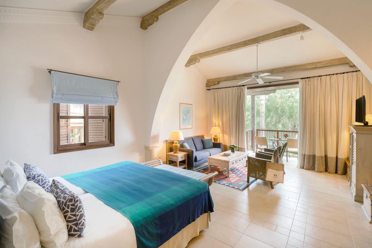 Ropa de cama de alta calidad, camas con pillow-top y minibar