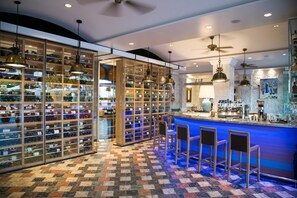 Cocktail bar, pool views, open daily - Columbia Beach Resort (Pissouri)