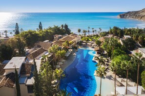 Una piscina techada, 2 piscinas al aire libre, sombrillas