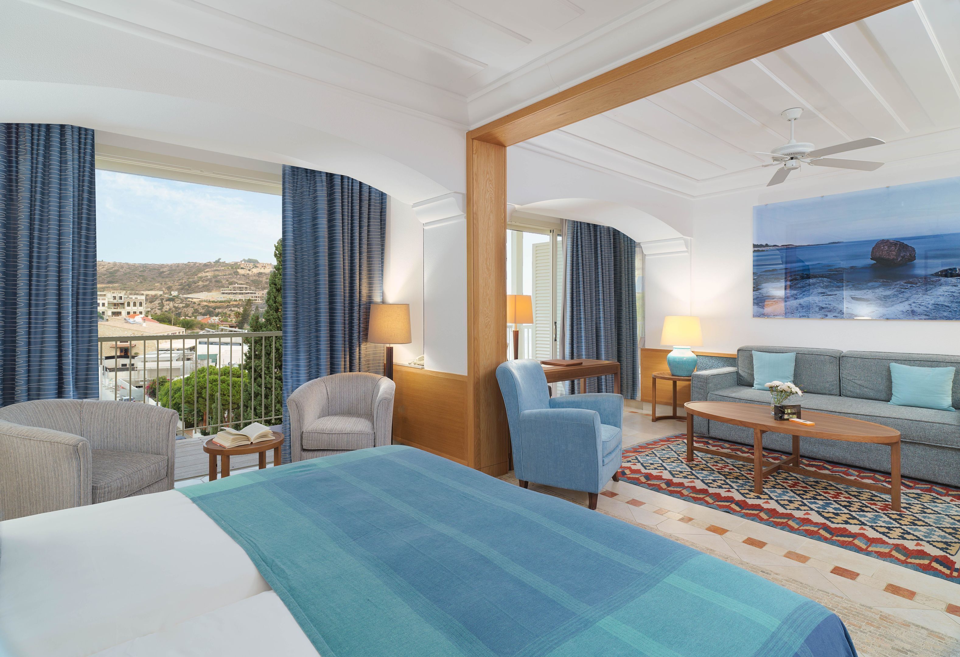 Suite – executive, delvis sjøutsikt | Sengetøy av topp kvalitet, senger med overmadrass, minibar og skrivebord