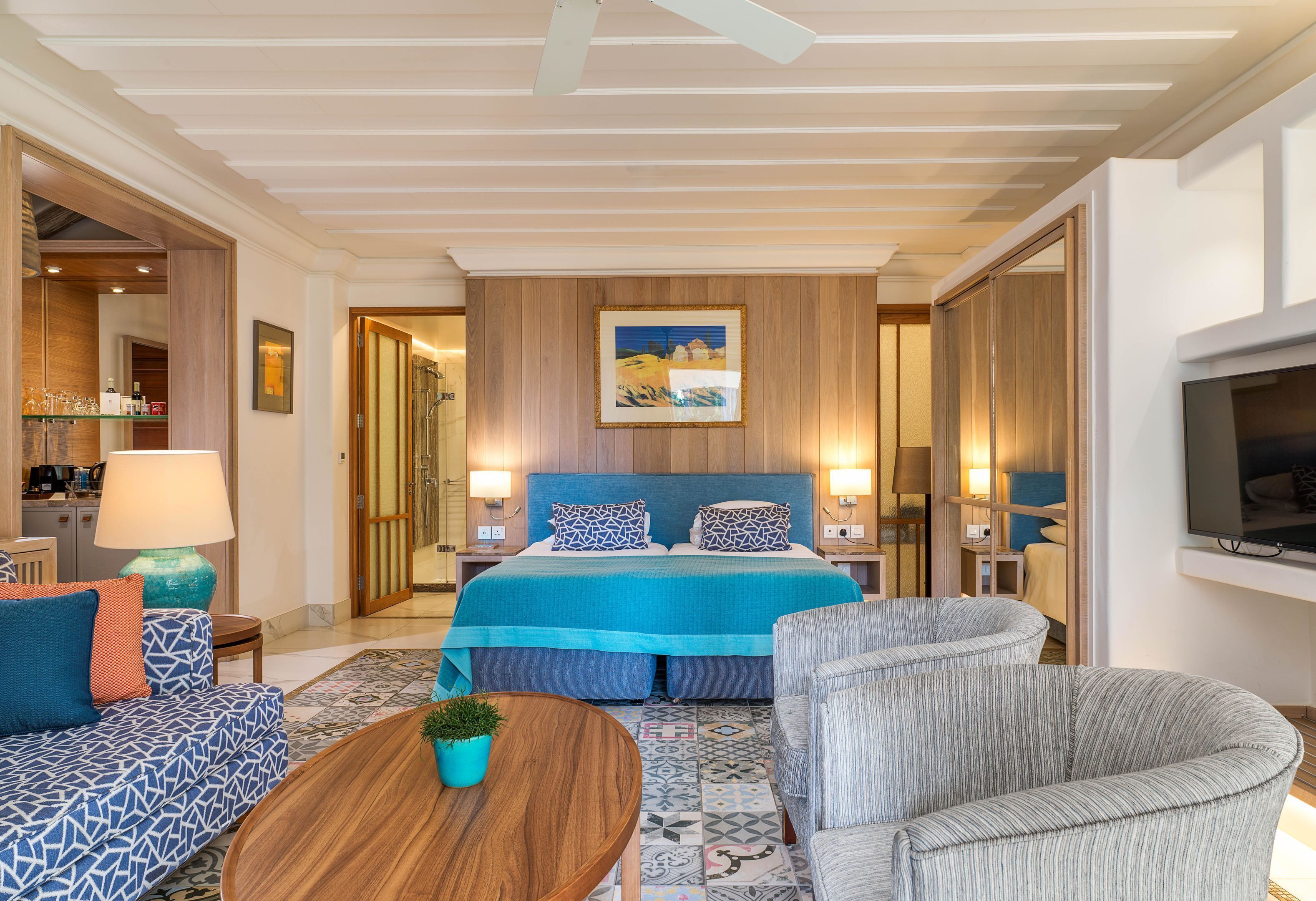 Suite – executive, sjøutsikt | Sengetøy av topp kvalitet, senger med overmadrass, minibar og skrivebord