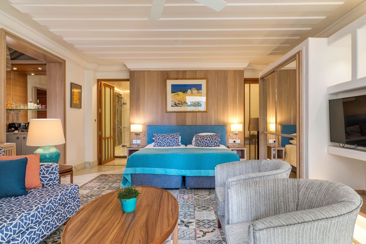 Executive Suite, Sea View | Premium bedding, pillowtop beds, minibar, desk