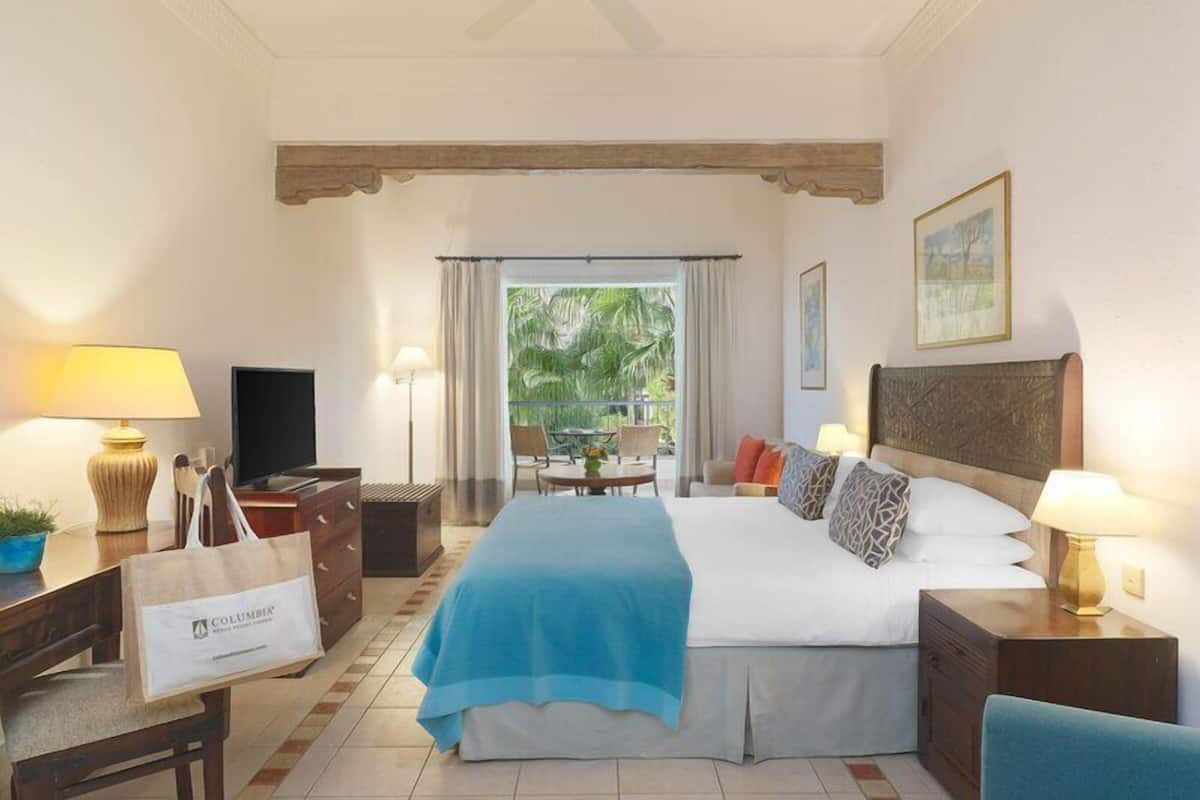Junior Suite, Pool View | Premium bedding, pillowtop beds, minibar, desk