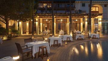 Poolside bar