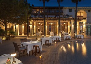 Poolside bar