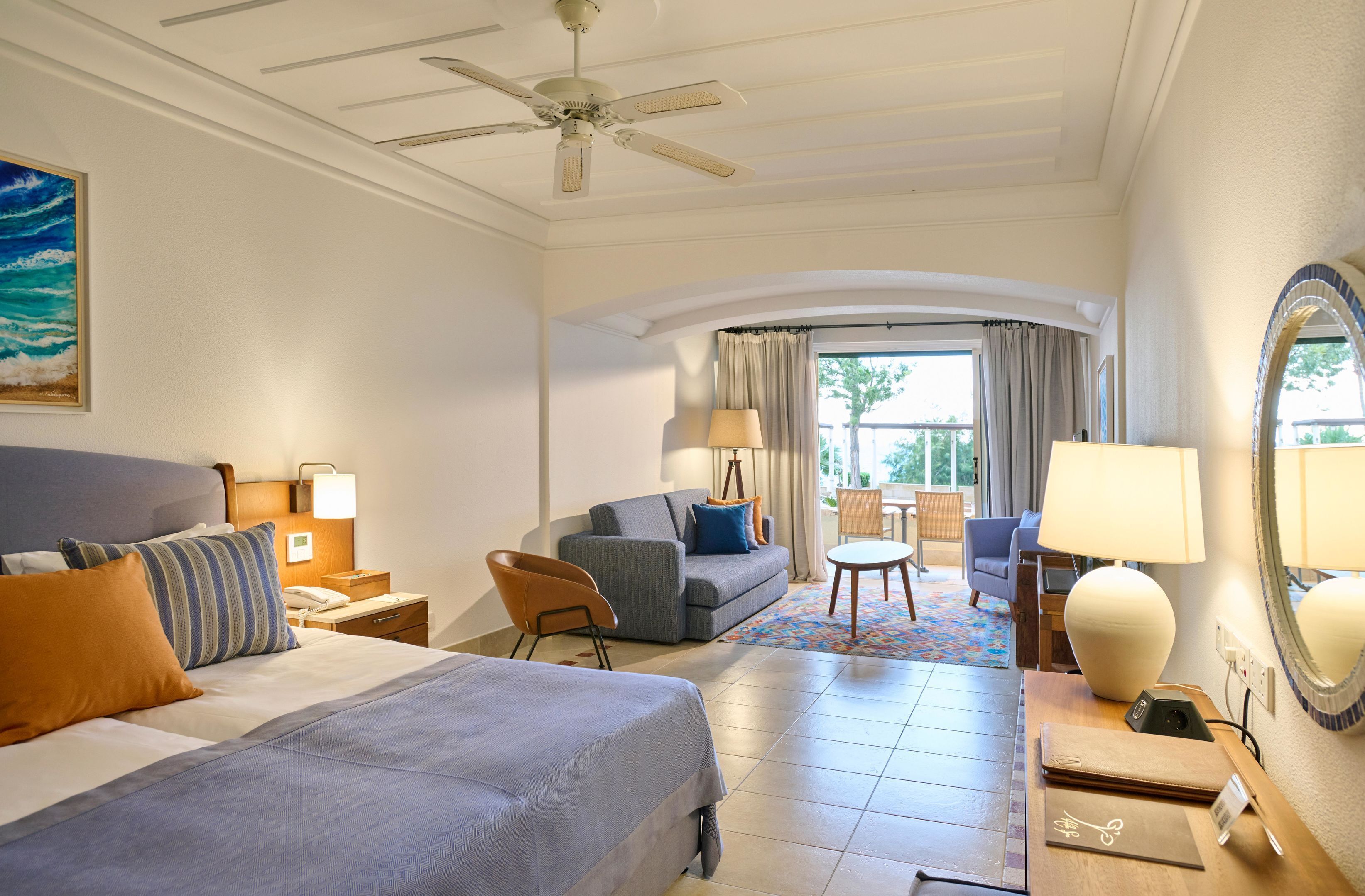 Ropa de cama de alta calidad, colchones con pillow-top y minibar 