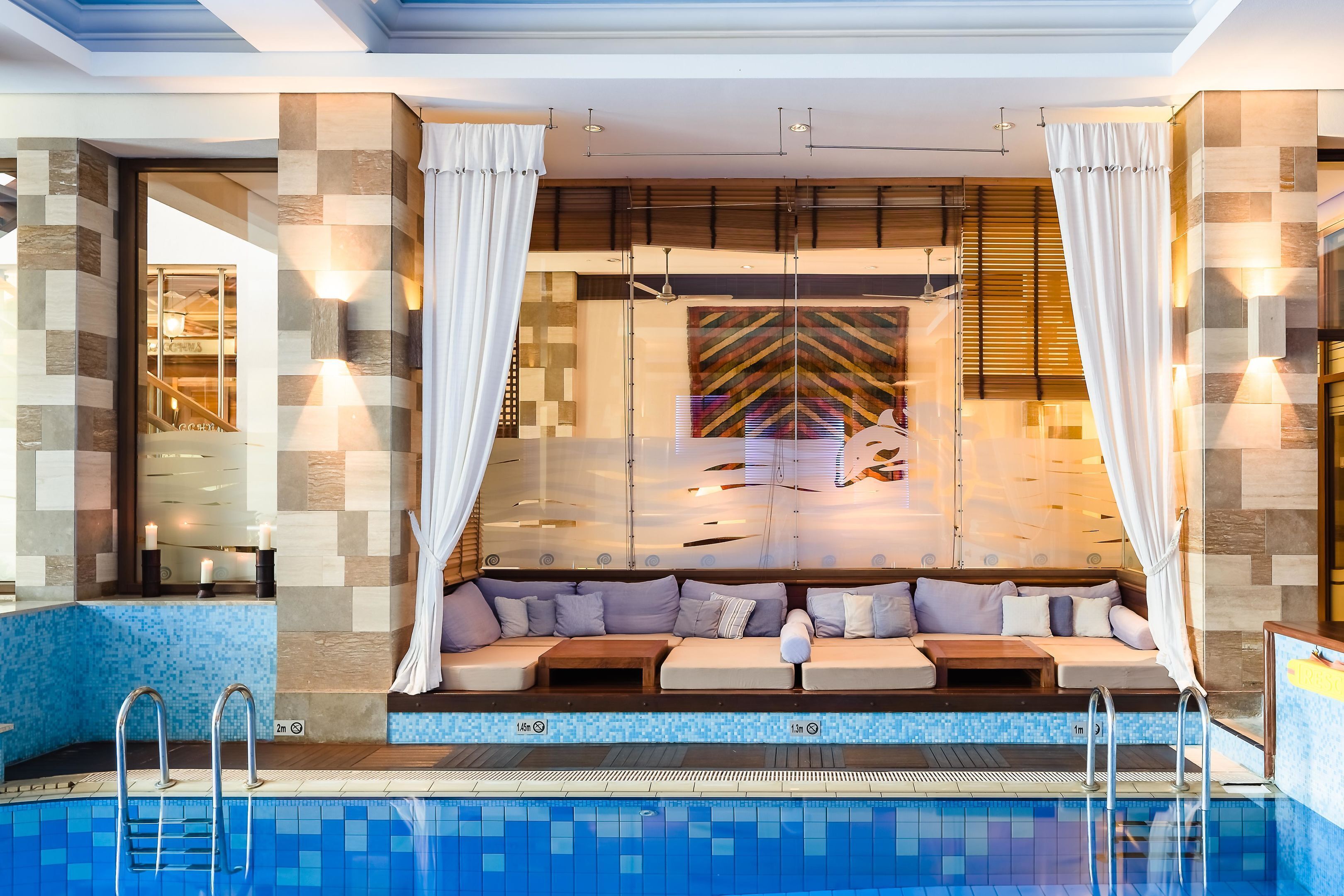 Indendørs pool, 2 udendørs pools, parasoller, liggestole