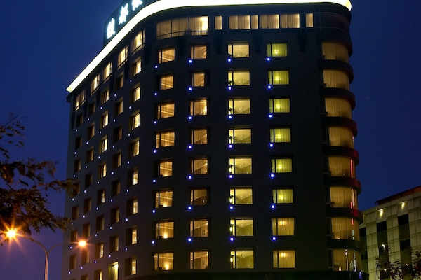 Bagian depan properti - sore/malam