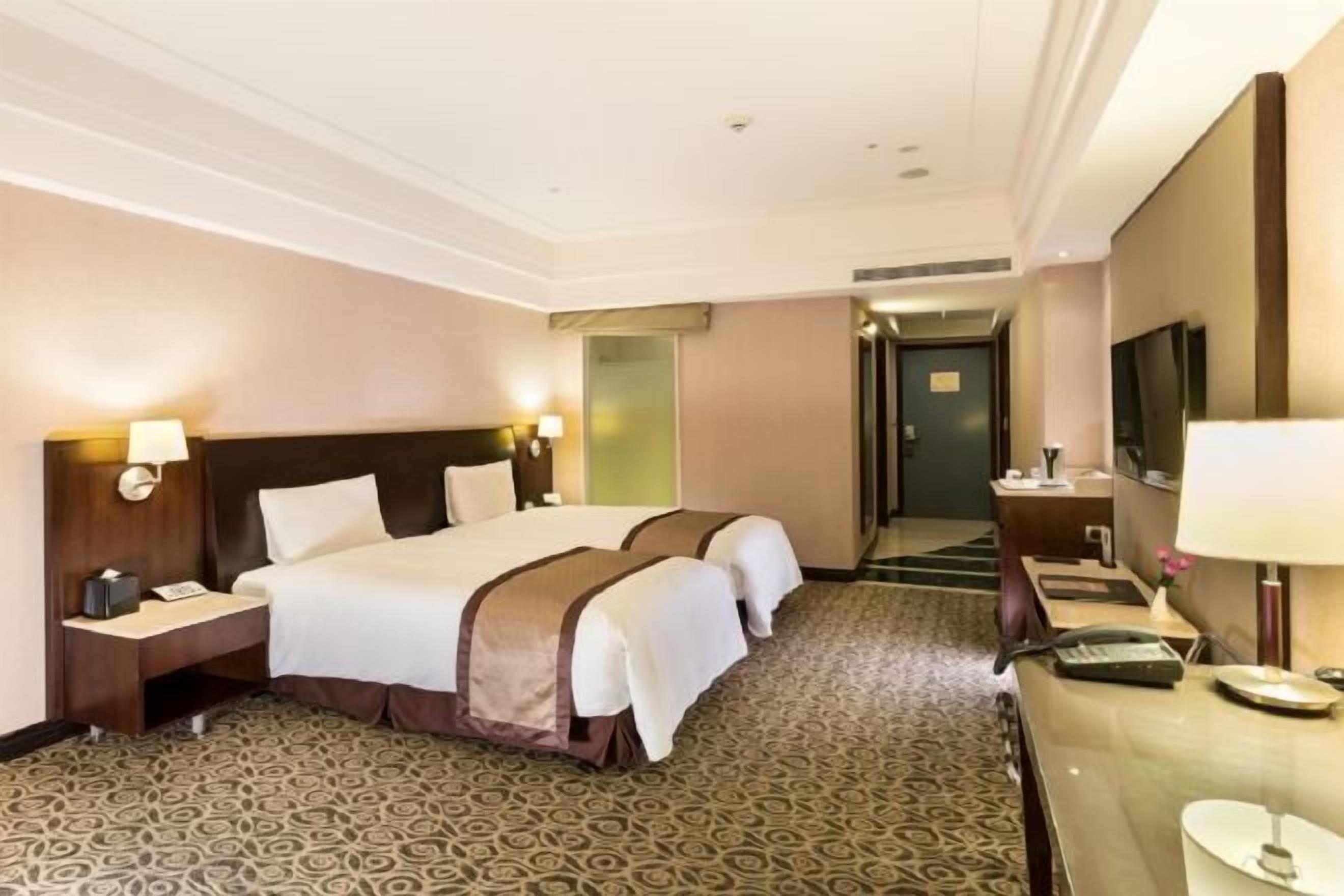 Dundyner, safe på rommet, skrivebord og lydisolert