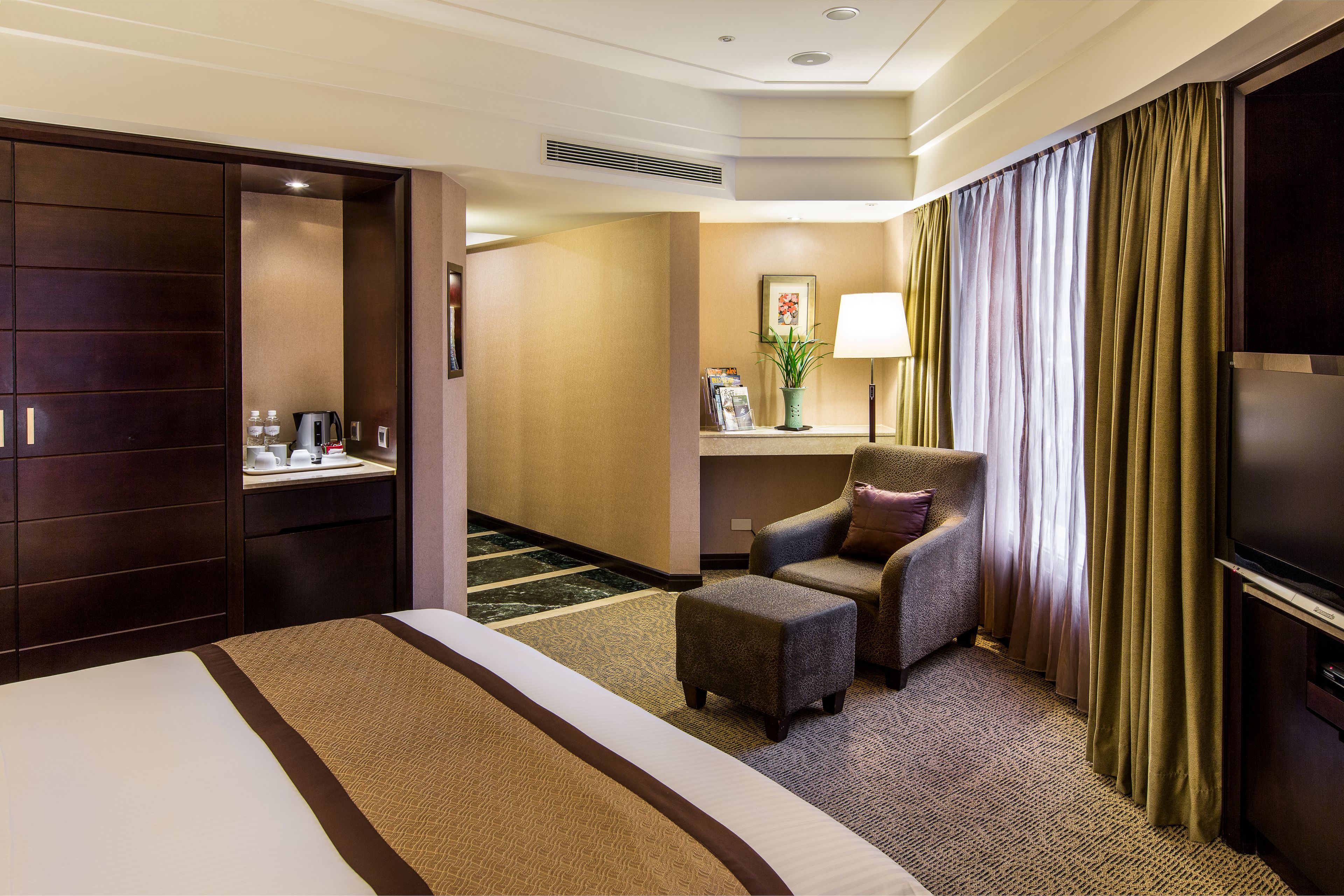 corner room, 1 king bed | down duvets, in-room safe, desk, soundproofing