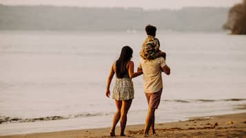 Am Strand, schwarzer Sandstrand, Strandtücher, Sporttauchen