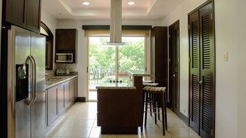 Master Suite | Private kitchen | Coffee/tea maker, coffee grinder, eco-friendly cleaning products