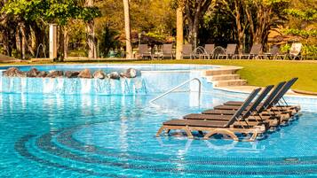 3 outdoor pools, open 8:00 AM to 8:00 PM, free pool cabanas