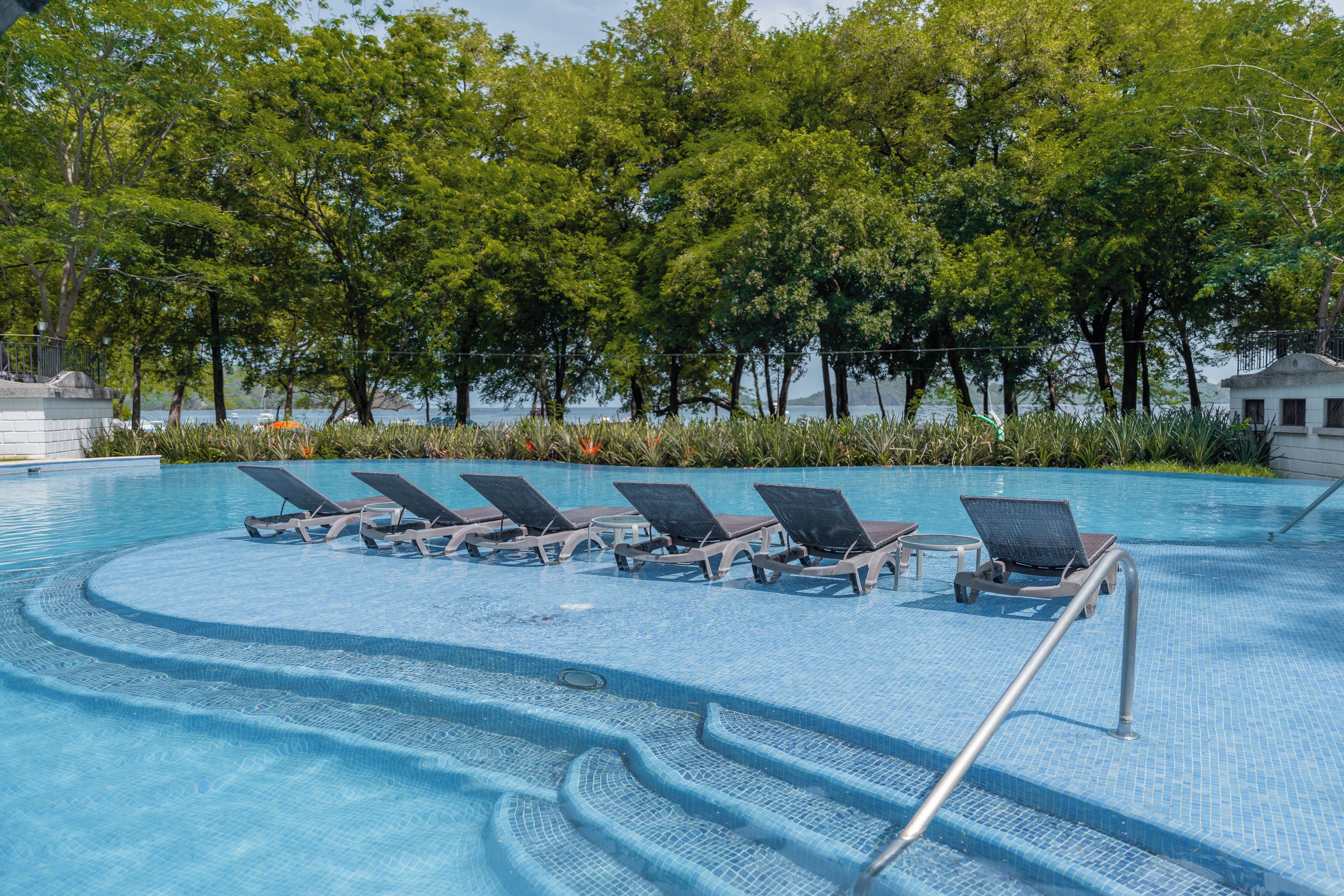 2 kolam renang outdoor, dengan payung kolam renang dan kursi berjemur