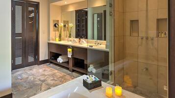 Master Suite | Badkamer | Een regendouche, gratis toiletartikelen, een haardroger, badjassen