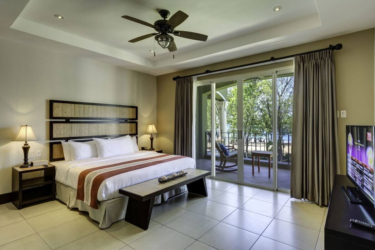 Premium bedding, down comforters, in-room safe, individually decorated