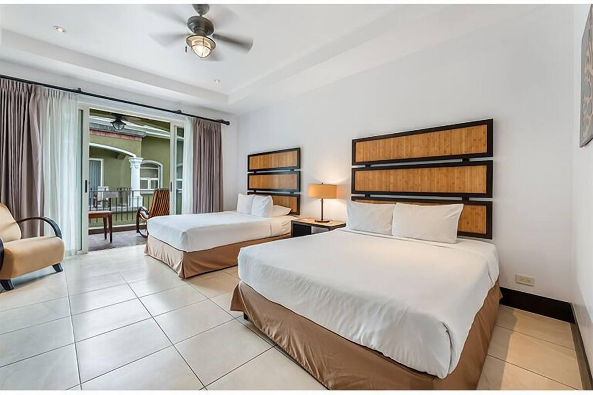 Superior Suite with Balcony, Partial Ocean View | Bộ đồ giường cao cấp, chăn bông, nệm Tempur-Pedic 